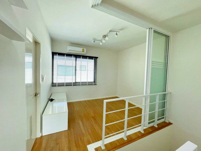รูป หน้าบ้านไม่ติดใคร MRT บางพลัด 1.3 กม. ปิ่นเกล้า-จรัญ บางกรวย รร.บัณฑิตศึกษา 800 ม. ทาวน์โฮม 3 ชั้น หลังมุม 3นอน 3น้ำ  26ตร.วา. 145ตร.ม. - รูปที่ 2/8