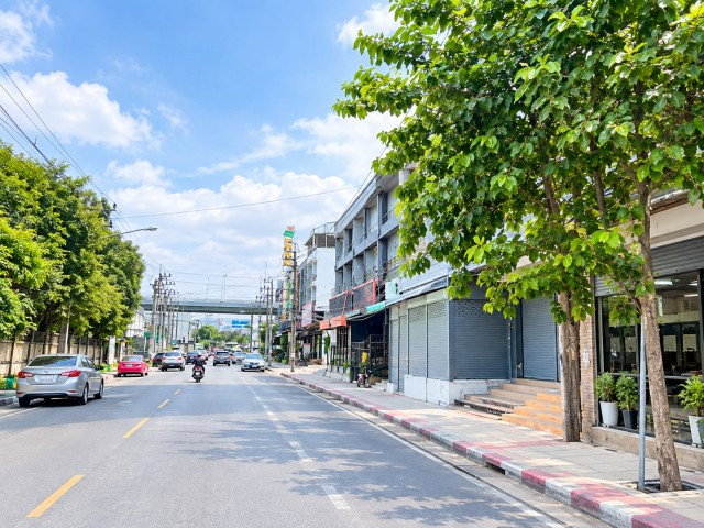 picture 			3-story commercial building with a mezzanine featuring 3 bed and 2 bath on Bang Khae Road just 800m.           - 2/8