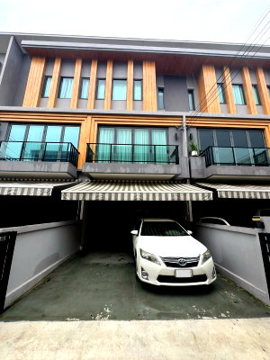 Townhouses for rent Bangkok : 🐱🐶For Rent 3-story townhome 3 bedrooms, 4 bathrooms. Pet-friendly ARL Ban Thap Chang (Rama 9–Phatthanakan–Prawet area). Fully furnished 
