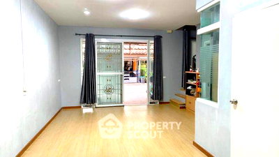 Townhouses for sale Suan Dusit University : Pet-Friendly 4-BR 325 Sqm Gusto Pinklao-Charan Townhouse (ID 3334108)