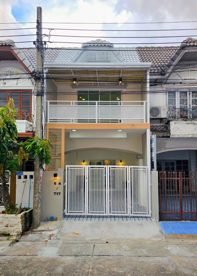 รูป 🔥 ขายด่วน! บ้านสวยรีโนเวทพร้อมอยู่ ต่อเติมครบ หลังบ้านไม่ชนใคร | ม.มนวดี (ถนนวัดลาดปลาดุก) - รูปที่ 1/14