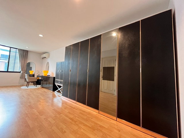 รูป ให้เช่า Premium Fully Furnished Townhome | ม. Flora Marigold สาธุประดิษฐ์ – พระราม 3 - ใกล้สาทร | 4 ห้องนอน | Home Office | Maid Room | พร้อมเข้าอยู่ - รูปที่ 13/42