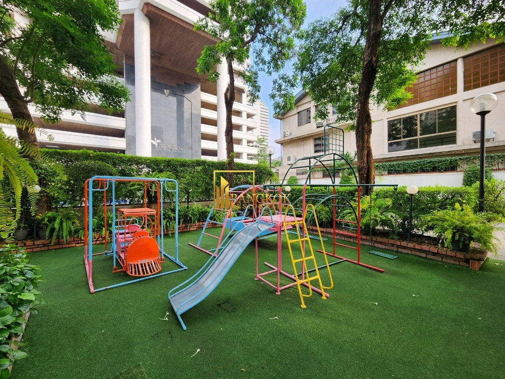 picture Richmond Palace | Renovated 3 Bedroom Condo in Phrom Phong - BR62144CD - 24/28