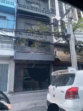 For rent Shophouse 200 sqm in Khlong Tan Nuea, Watthana, Bangkok BTS Ekkamai