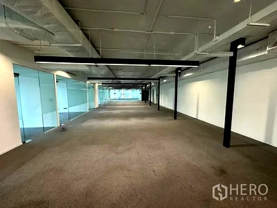 Office for rent Sukhumvit Road : For rent Office Space 450 sqm in Watthana, Bangkok BTS Ekkamai