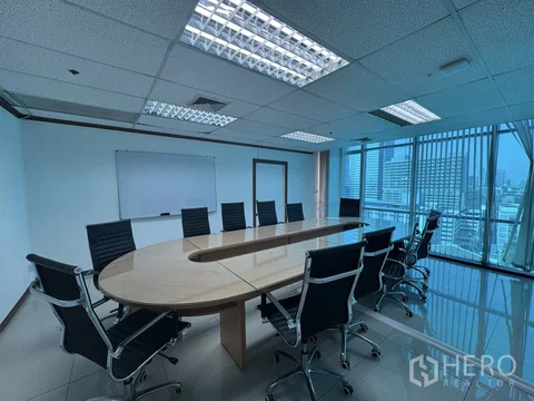 For rent Office Space 300 sqm in Huai Khwang, Huai Khwang, Bangkok