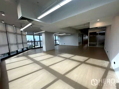 Office for rent Sukhumvit Road : For rent Office Space 450 sqm in Khlong Tan Nuea, Watthana, Bangkok BTS Ekkamai
