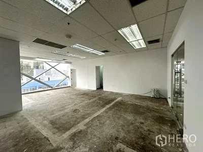 Office for rent Sukhumvit Road : For rent Office Space 105 sq.m. in Khlong Toei Nuea, Watthana, Bangkok BTS Asok