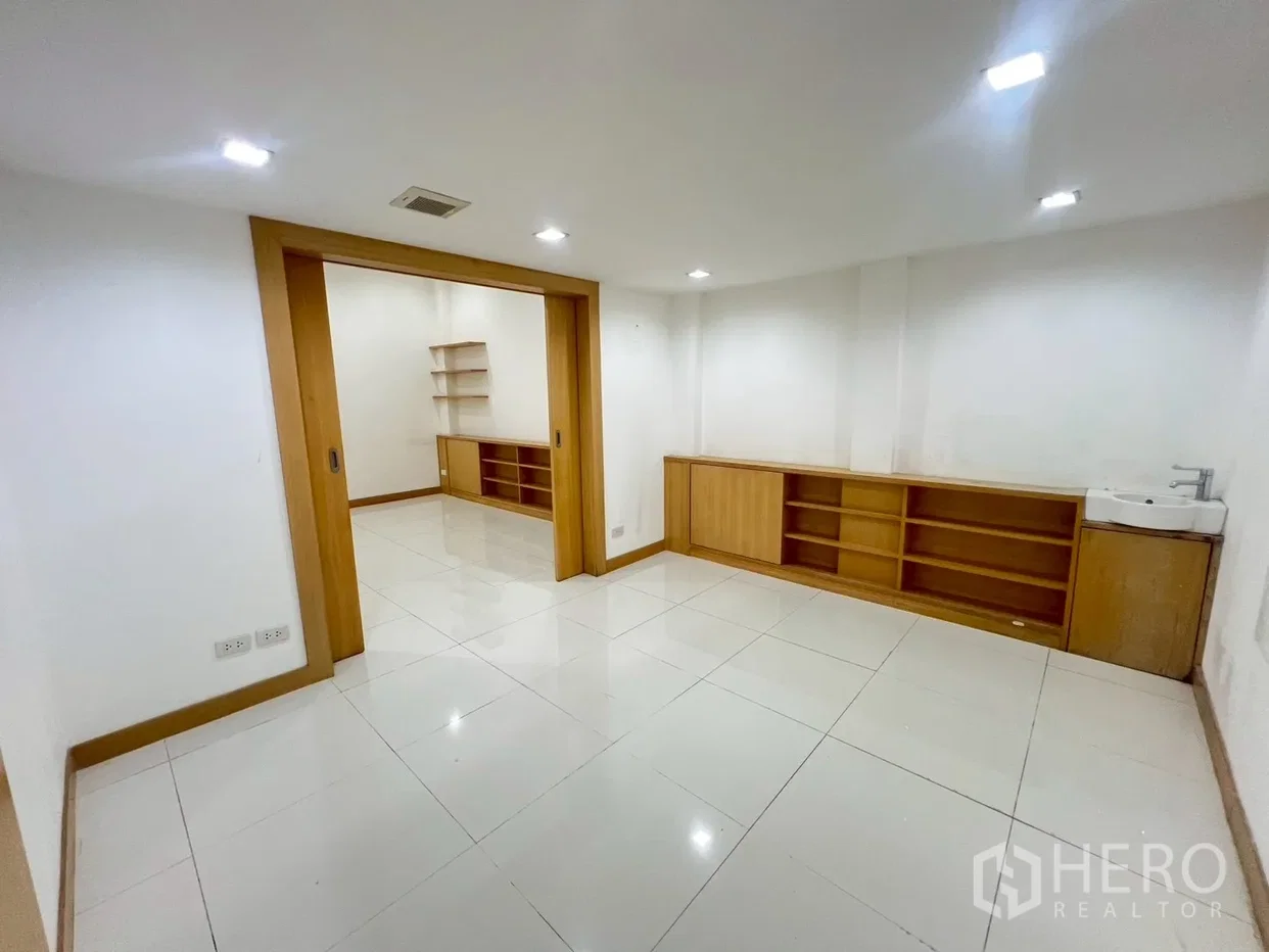 picture For Rent Retail Space 165 sqm in Khlong Tan Nuea, Watthana, Bangkok BTS Phrom Phong - 9/19