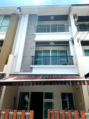 Home office for rent Thonburi Vocational College : 3-Bedroom Fully Furnished Townhouse for Rent | Sathorn–Taksin 