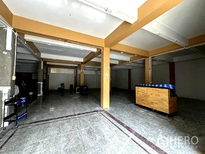 Retail spaces for rent วิทยาลัยพยาบาลเซนต์หลุยส์ : For Rent Retail Space 208 sq.m. in Si Lom, Bang Rak, Bangkok