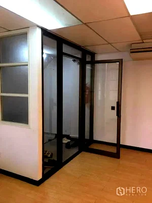 Office for rent Sukhumvit Road : For rent Office Space 180 sqm in Bang Na, Bang Na, Bangkok BTS Udom Suk