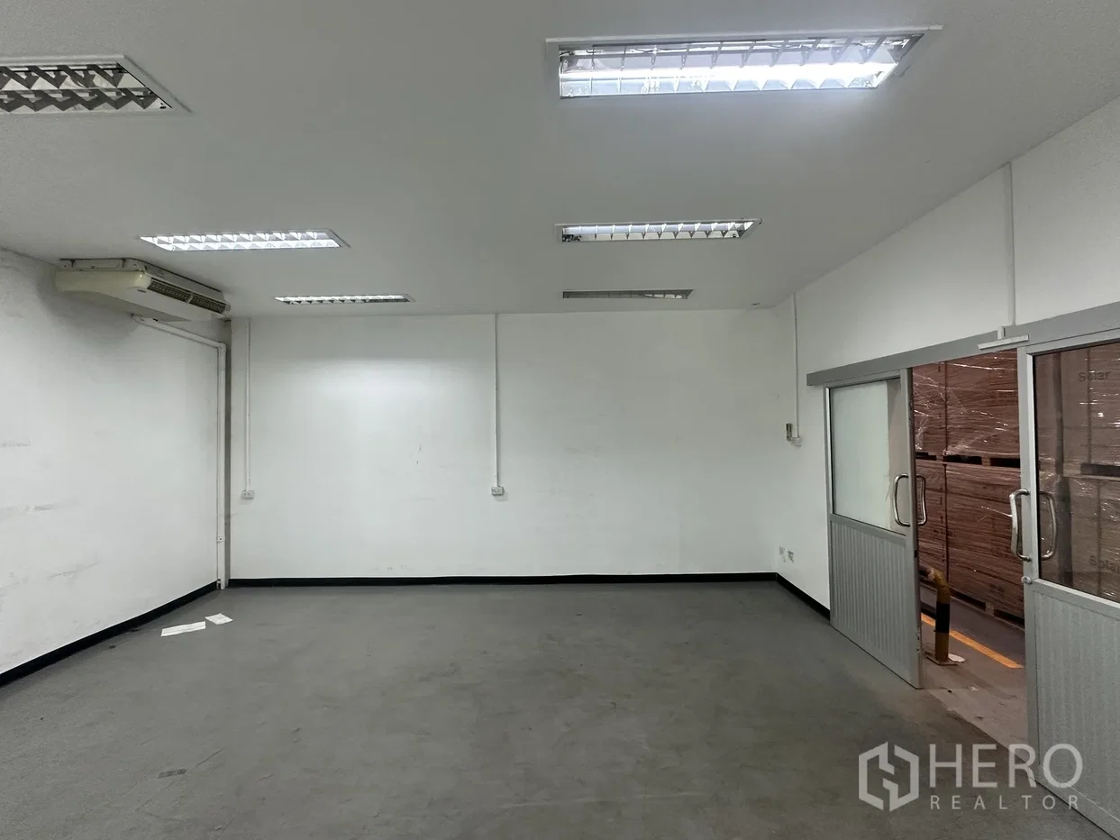 picture For rent Warehouse 2000 sq.m. in Khlong Song Ton Nun, Lat Krabang, Bangkok - 10/11