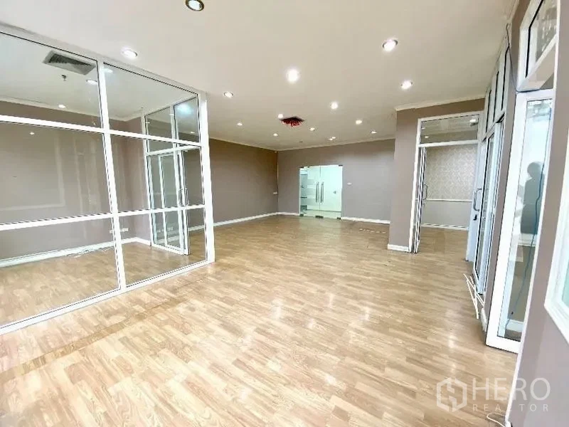 picture For Rent Office Space 110 sqm in Khlong Toei, Khlong Toei, Bangkok BTS Asok - 1/10