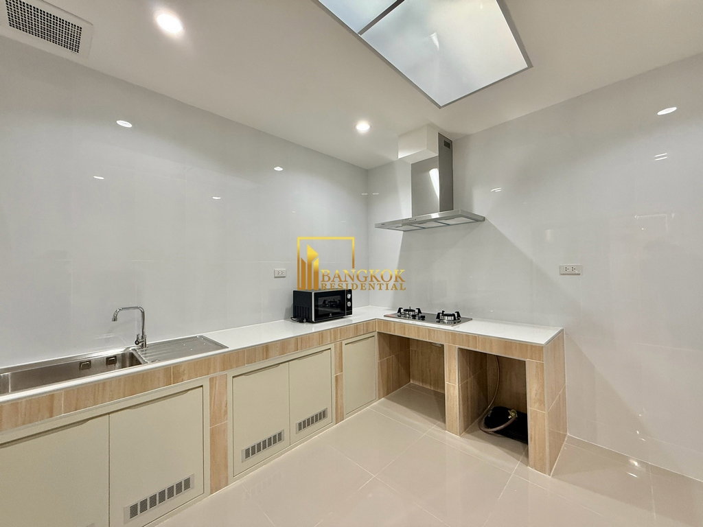 รูป Renovated 3 Bedroom Townhouse For Rent in Sathorn Area - BR49106TH - รูปที่ 4/26