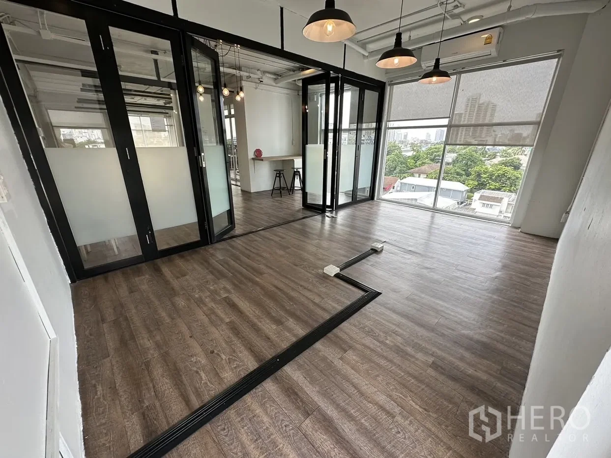 picture For rent Office Space 107 sq.m. in Khlong Tan Nuea, Watthana, Bangkok BTS Ekkamai - 4/5