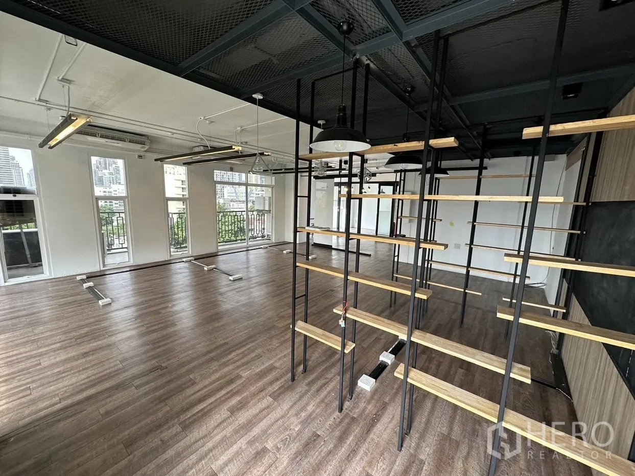 picture For rent Office Space 107 sq.m. in Khlong Tan Nuea, Watthana, Bangkok BTS Ekkamai - 2/5