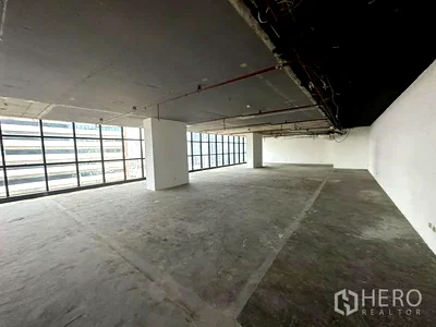 Office for rent Sukhumvit Road : For rent Office Space 300 sqm in Watthana, Bangkok BTS Ekkamai
