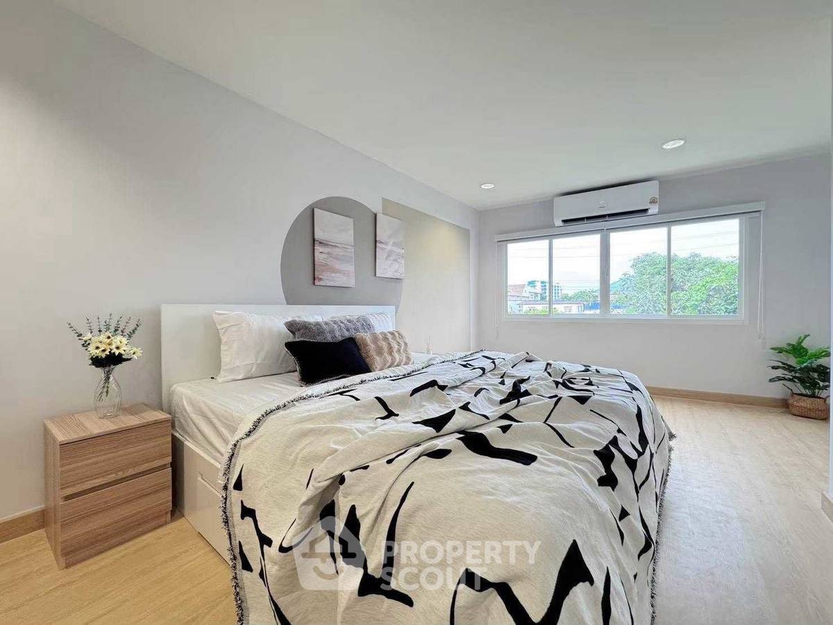 picture 5-BR Villa near MRT Sutthisan (ID 3369902) - 10/20