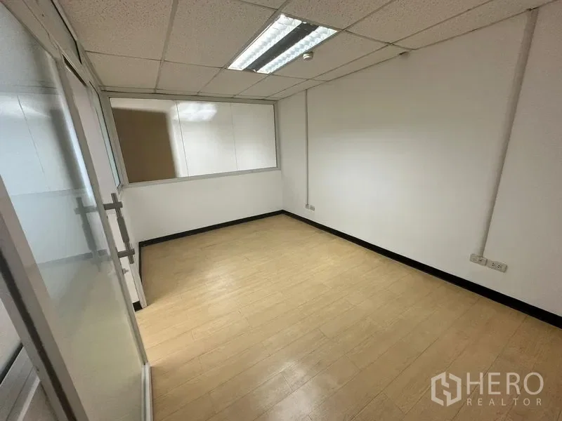 picture For rent Office Space 135 sqm in Khlong Tan Nuea, Watthana, Bangkok BTS Ekkamai - 3/7