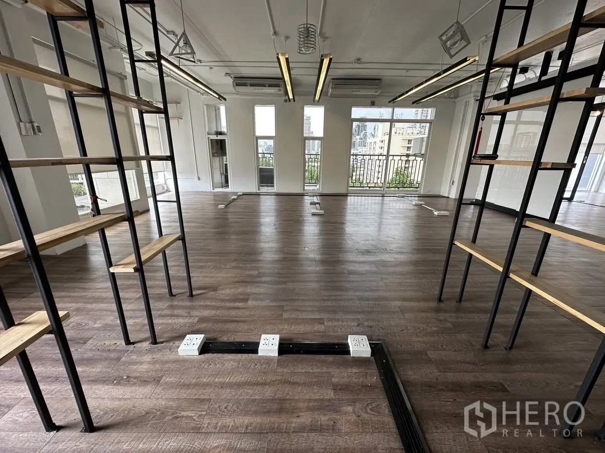picture For rent Office Space 107 sq.m. in Khlong Tan Nuea, Watthana, Bangkok BTS Ekkamai - 3/5