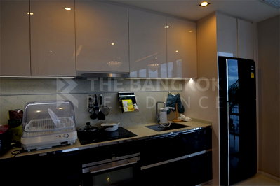 Condos for rent : Live the Luxury Style in a High-potential Location The Bangkok Sathorn near BTS Surasak