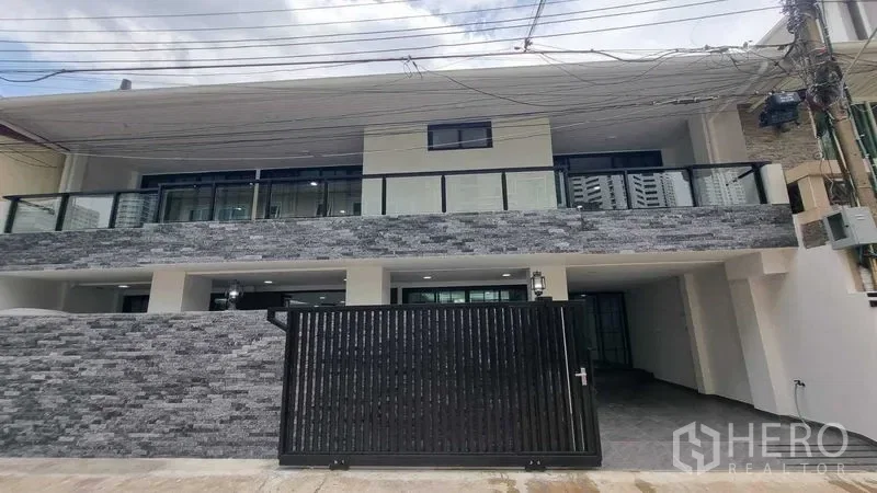 ให้เช่าทาวน์โฮม 6 ห้องนอน 200 ตร.ม. 54 ตร.ว. เขตคลองเตย