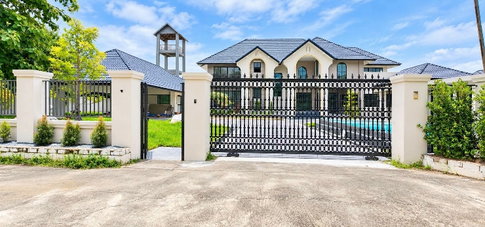 เช่า พูลวิลล่าสุดหรู โซนสันทราย เชียงใหม่  Modern Barn Home Pool Villa บ้านพักสุดพิเศษบนพื้นที่กว่า 358 ตร.ว. พร้อมบ้านหลายหลังในบริเวณ เดียวกัน
