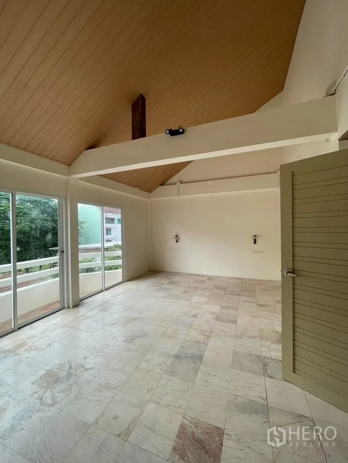 3-bed townhouse for rent, 250 sqm, 25 sq wah, Huai Khwang