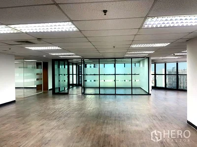 Office for rent Sukhumvit Road : For Rent Office Space 450 sq.m. in Khlong Tan Nuea, Watthana, Bangkok BTS Ekkamai
