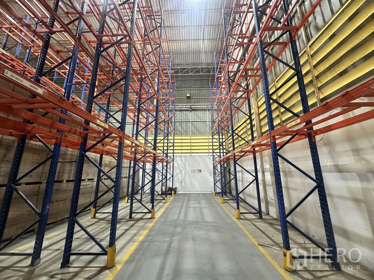 picture For rent Warehouse 2000 sq.m. in Khlong Song Ton Nun, Lat Krabang, Bangkok - 5/11