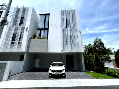 Townhouses for rent Bangna Commercial College : For Sale 3 Bedroom Townhouse in Arkin Sukhumvit-Bearing Near MRT Si Bearing BTS Bearing, Mueang Samut Prakan, Samut Prakan