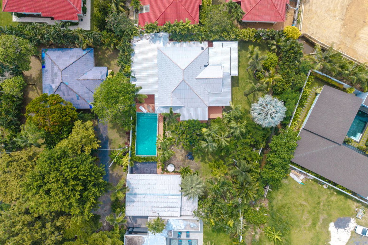 รูป ขายบ้านเดี่ยวพูลวิลล่า 1 ชั้น บนที่ดินขนาดใหญ่ 313 ตร.ว. พร้อมสวนทรอปิคอลส่วนตัว ใจกลางราไวย์ ภูเก็ต - รูปที่ 1/20