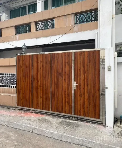 3-bed townhouse for rent, 200 sqm, 26 sq wah, Khlong Toei