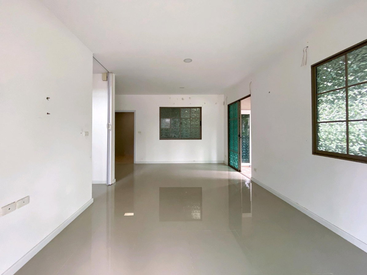 รูป ขายบ้านแฝด 2 ชั้น แปลงมุม 35.6 ตร.ว. ม.เสนา วิลล่า วงแหวน-บางบัวทอง — 4 นอน 3 น้ำ ต่อเติมครัวพร้อมใช้งาน เพียง 3.7 ล้านบาท! - รูปที่ 3/45