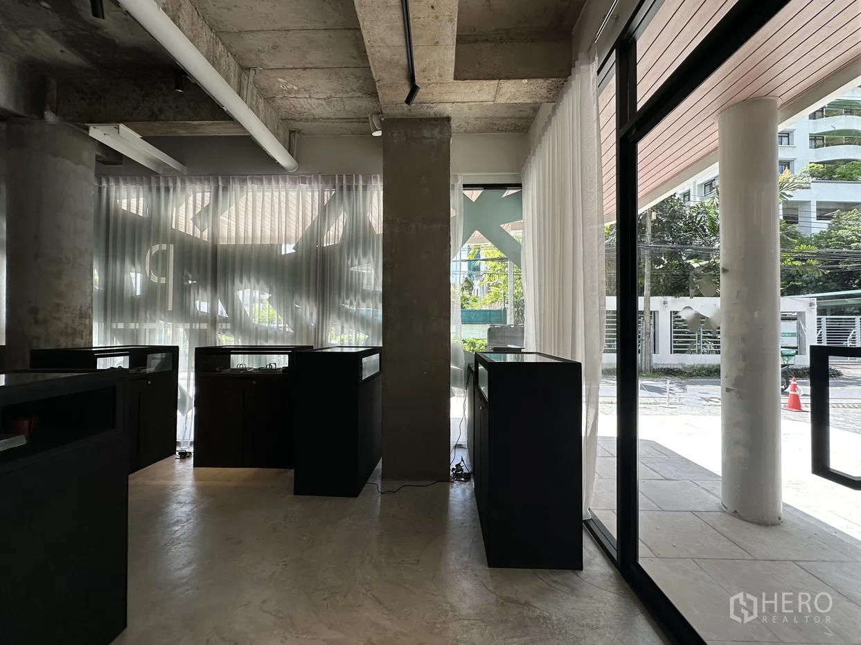 picture For Rent Retail Space 96 sq.m. in Thung Maha Mek, Sathon, Bangkok BTS Chong Nonsi - 6/8