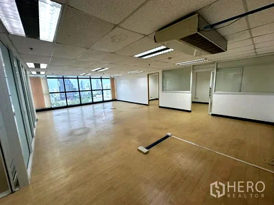 Office for rent Sukhumvit Road : For rent Office Space 135 sqm in Khlong Tan Nuea, Watthana, Bangkok BTS Ekkamai