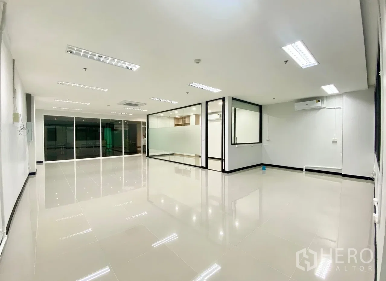 picture For Rent Office Space 92 sqm in Phra Khanong, Khlong Toei, Bangkok BTS Ekkamai - 4/7