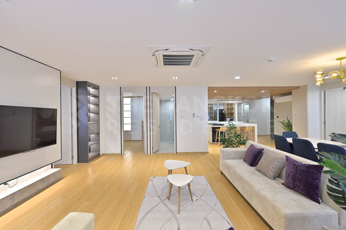 Acadamia Grand Tower near BTS Phrom Phong Convenient Travel, Great Value per Square Meter