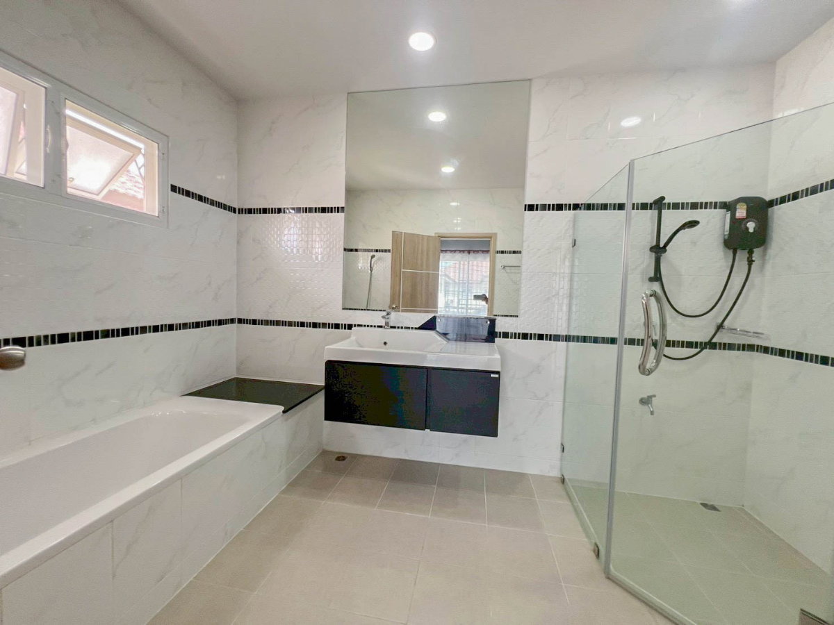 รูป บ้านเดี่ยว 2 ชั้นในโครงการ พร้อมระบบรักษาความปลอดภัย 24 ชม. ทำเลสันกำแพง ราคาเพียง 24,000 บาท/เดือน #ASP-H0788 - รูปที่ 12/14