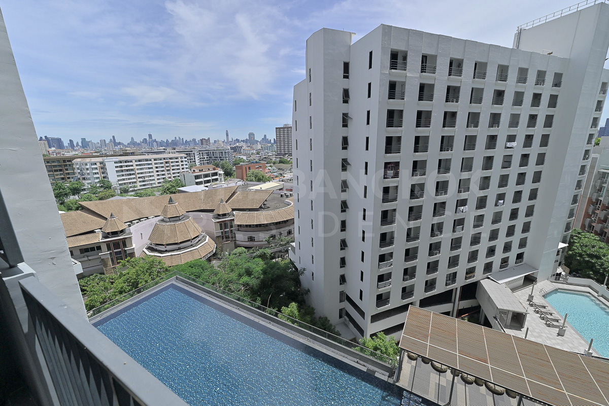 picture Quinn Condo Ratchada Move-in Ready, Just Bring Your Stuff near MRT Sutthisan Station - 4/10