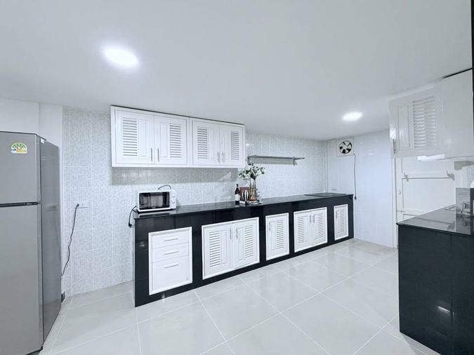 6-bed house for rent, 500 sqm, 70 sq wah, Huai Khwang