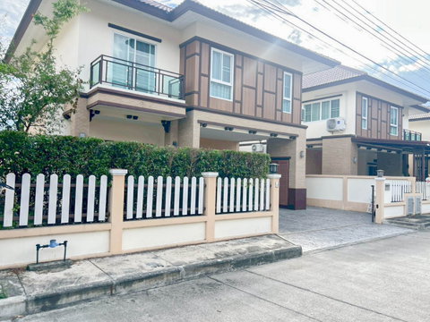  Two-Storey Detached House in a Residential Project with 24-Hour Security in San Kamphaeng. Rent only 24,000 THB/month 