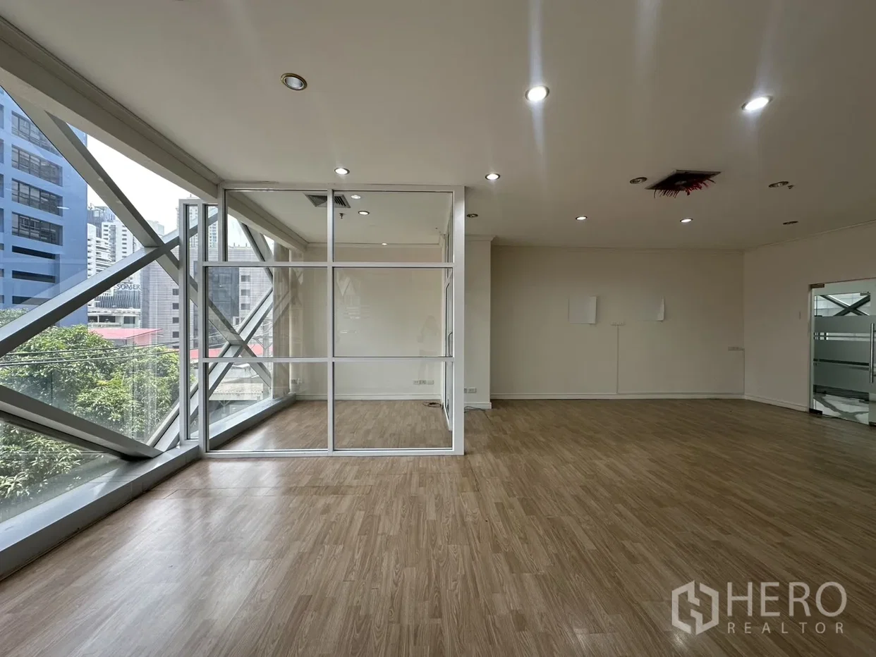 picture For Rent Office Space 110 sqm in Khlong Toei, Khlong Toei, Bangkok BTS Asok - 6/10