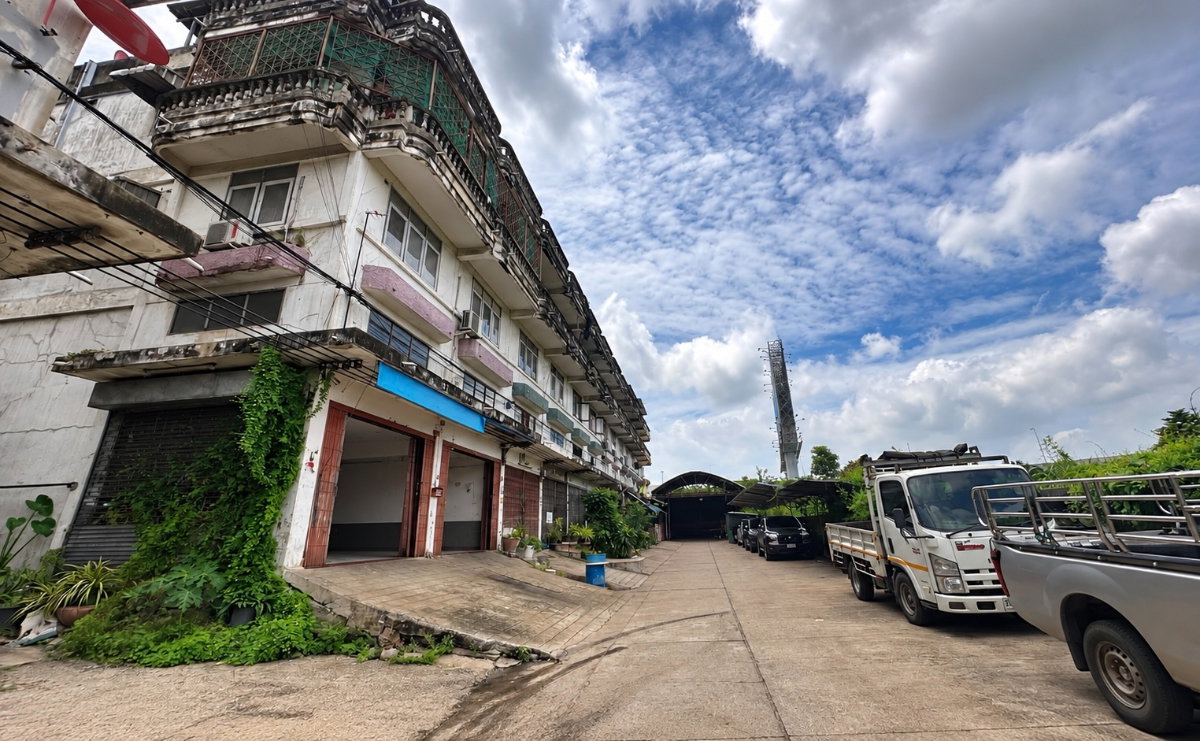 รูป ขายด่วนตามสภาพ! ตึกแถว 2 คูหาตีทะลุติดกัน 3.5 ชั้น (ทำเลพระราม 2 - สะแกงาม)  400 ตร.ม. ต่อเติมยาวเพิ่มข้างหลัง - รูปที่ 4/7