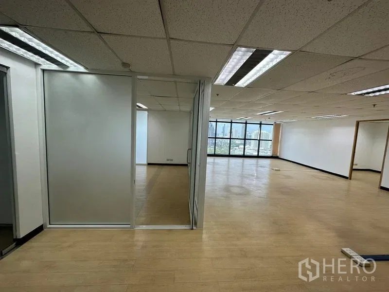 picture For rent Office Space 135 sqm in Khlong Tan Nuea, Watthana, Bangkok BTS Ekkamai - 7/7