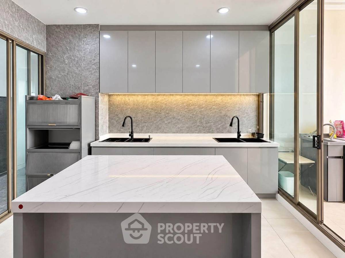 picture 4-BR Condo at Supalai Oriental Sukhumvit 39 near MRT Phetchaburi (ID 3368244) - 14/17