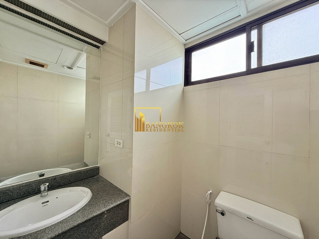picture Fully Renovated 4 Bedroom Luxury Apartment in Ekkamai Area - BR20196AP - 11/56