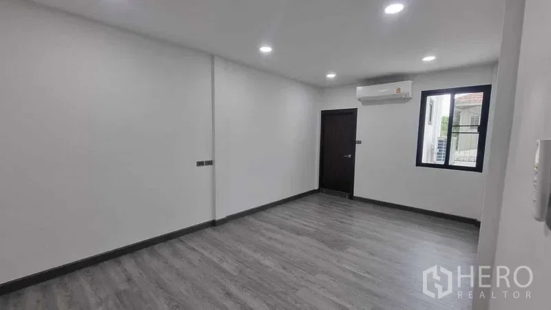6-bed townhouse for rent, 200 sqm, 54 sq wah, Khlong Toei