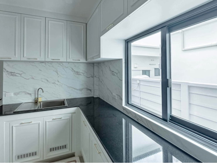 picture Large, luxurious rental house; fully furnished and equipped with appliances. - 40/50